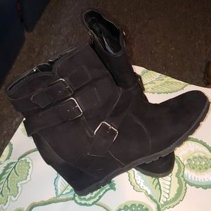 Black chunk wedge boots